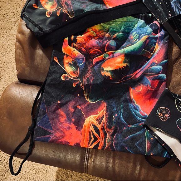 iEDM Psychedelic Alien Rave Set With Sports Bra Bag Bottoms And Fan  - Picture 5 of 6